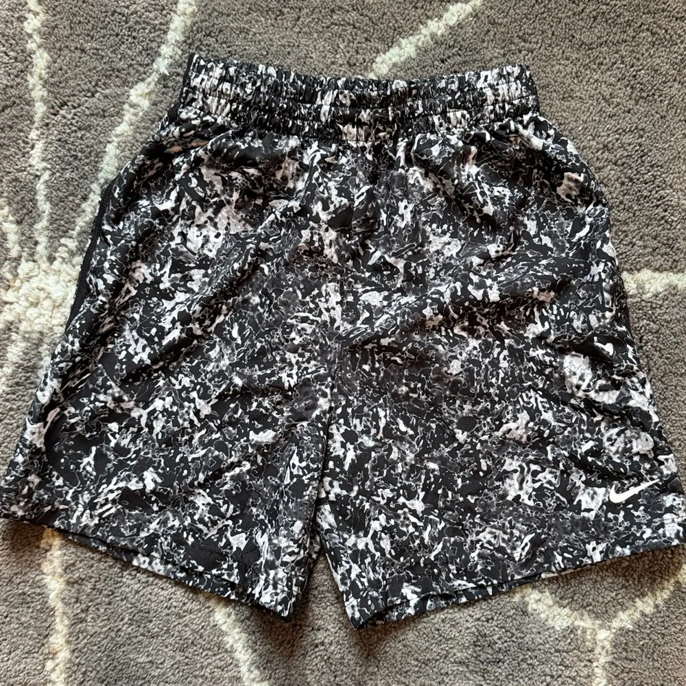 Nike Dri-FIT Shorts Size Medium Boys Black-Gray